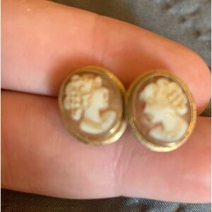 Pierced vintage natural shell cameo earring set in 14k gold.
